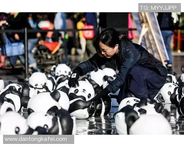 外国足球明星亲密接触熊猫展现友谊与环保意识的美好瞬间 外国足球明星亲密接触熊猫展现友谊与环保意识的美好瞬间
