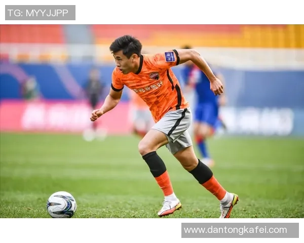 赛后分析深圳足球队与重庆足球队球员个人能力对比及表现评估 赛后分析深圳足球队与重庆足球队球员个人能力对比及表现评估