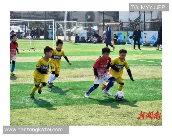 足球巨星携子共赴绿茵场展现父子情深与运动魅力 足球巨星携子共赴绿茵场展现父子情深与运动魅力