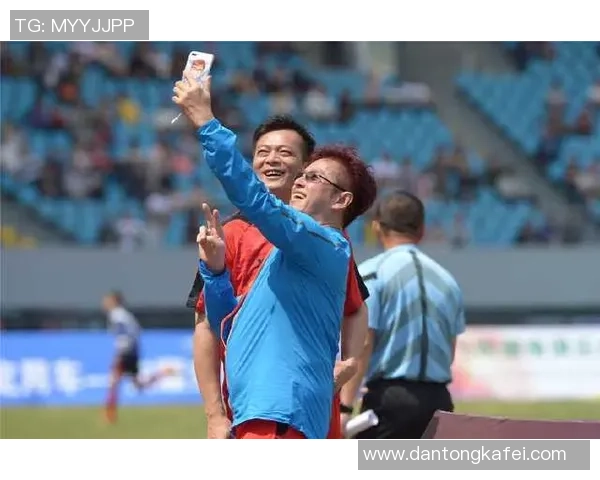 足球明星在街头捡瓶子展现环保意识引发热议与关注 足球明星在街头捡瓶子展现环保意识引发热议与关注