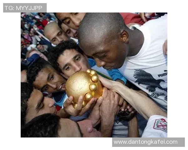 足球明星欢庆荣誉奖杯舞动激情展现无尽魅力与团队精神