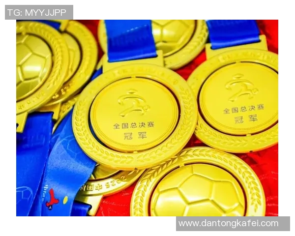 上海足球队以86分领跑冠军赛积分榜展现强劲实力与团队合作精神 上海足球队以86分领跑冠军赛积分榜展现强劲实力与团队合作精神